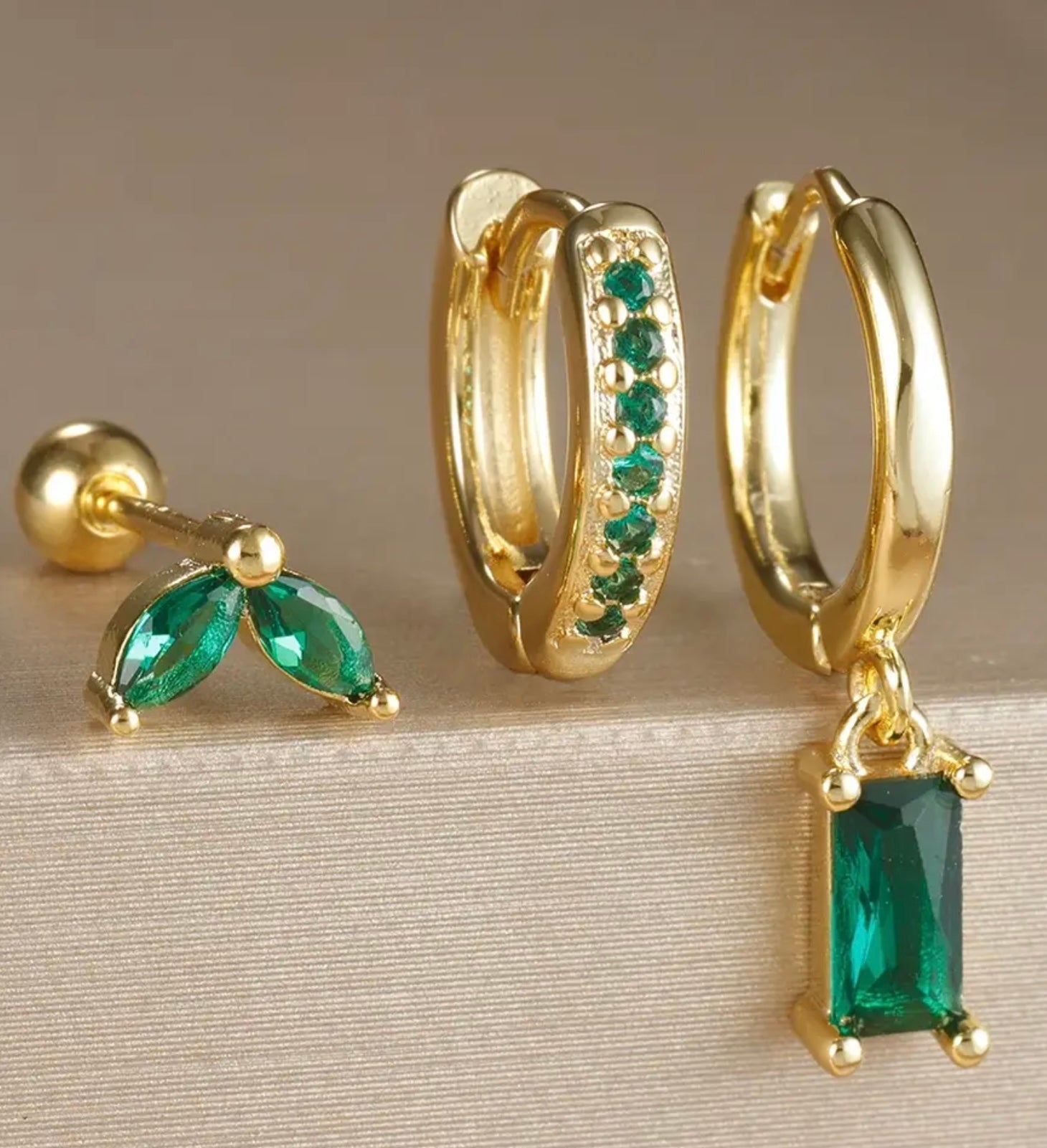 Piece Emerald Green Earrings Set - Technical View