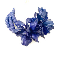 Load image into Gallery viewer, Blue Resin Flower Necklace
