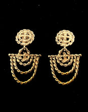 Load image into Gallery viewer, Clip On Vintage Gold Rope Design Earrings
