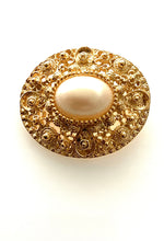 Load image into Gallery viewer, Vintage 80’s Faux Pearl and Gold Brooch
