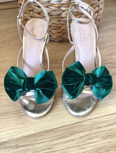 Load image into Gallery viewer, Green Velvet Shoe Bows
