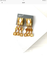 Load image into Gallery viewer, Clip On Gold and White Vintage 80’s Earrings
