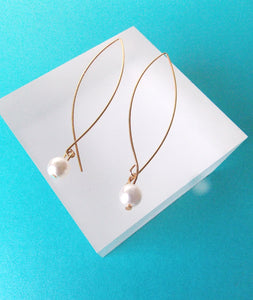 Pearl and Gold Minimal Pull Through Earrings
