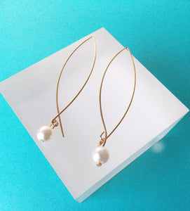 Pearl and Gold Minimal Pull Through Earrings