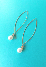 Load image into Gallery viewer, Pearl and Gold Minimal Pull Through Earrings

