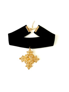 Gold Baroque Pendant Choker Necklace